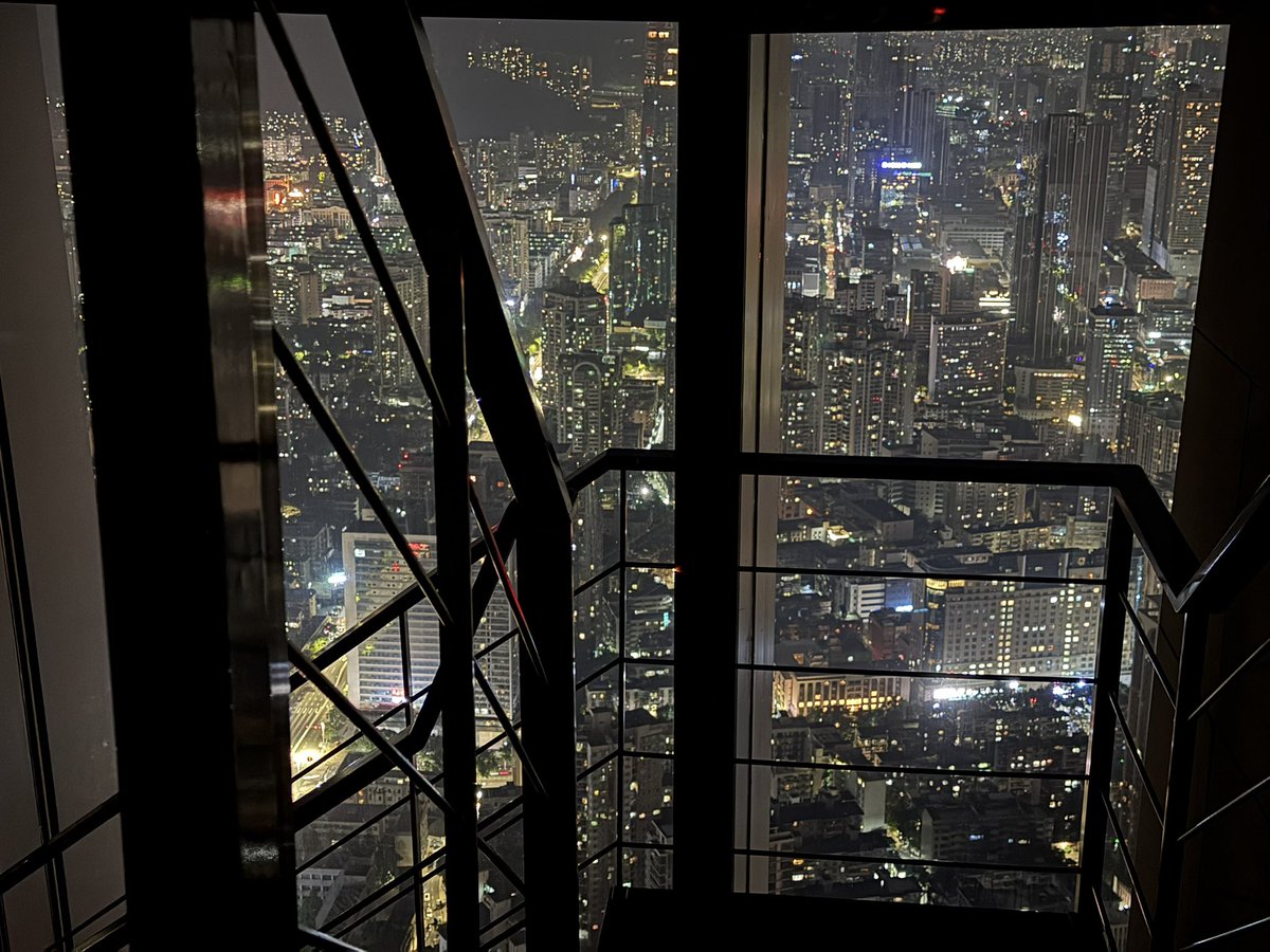 fibre_wy's tweet photo. 夜景看多了人会傻 
酒会喝多 https://t.co/Gd3ovvfOTT