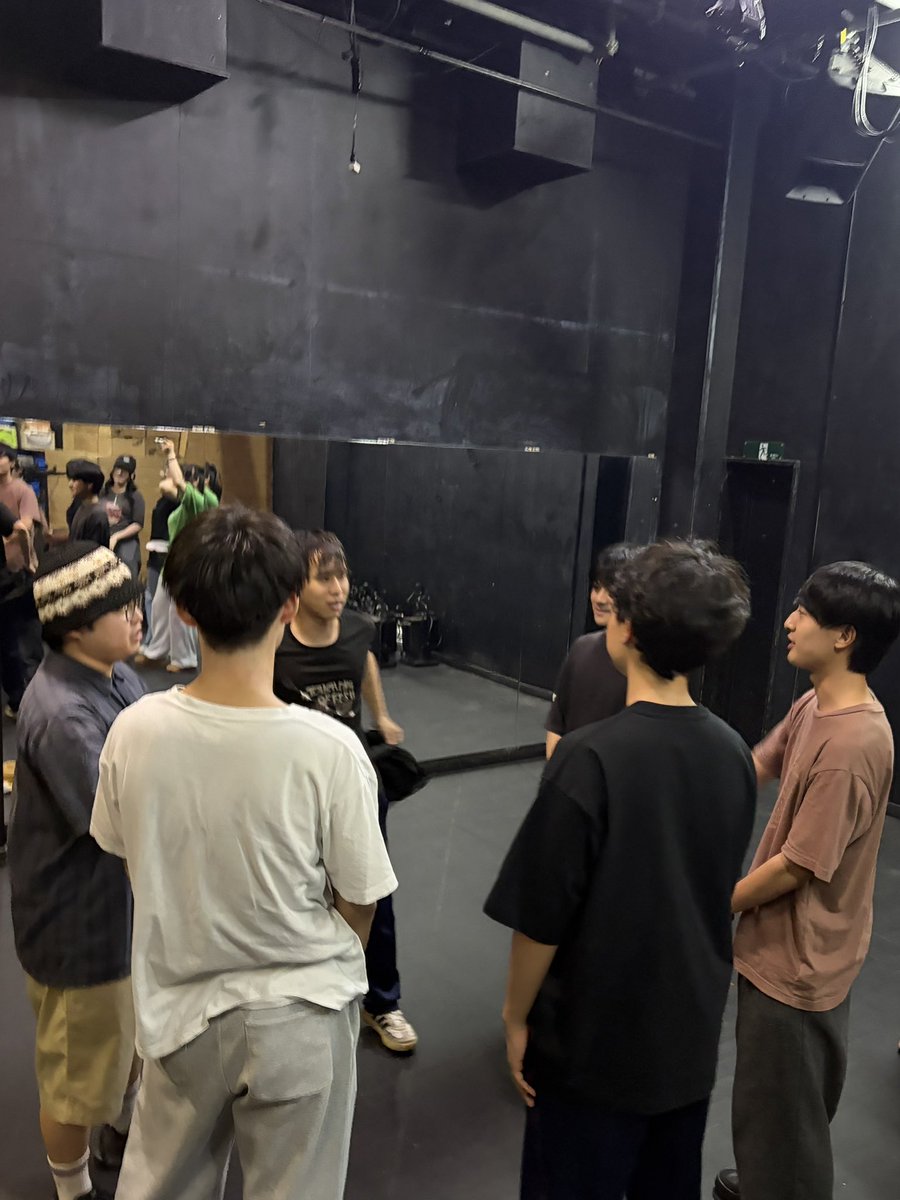 hotspring08's tweet photo. 今日の稽古の一コマ🐳
メンズ達のウォーミングアップタイム！ https://t.co/UvnZOobJpL