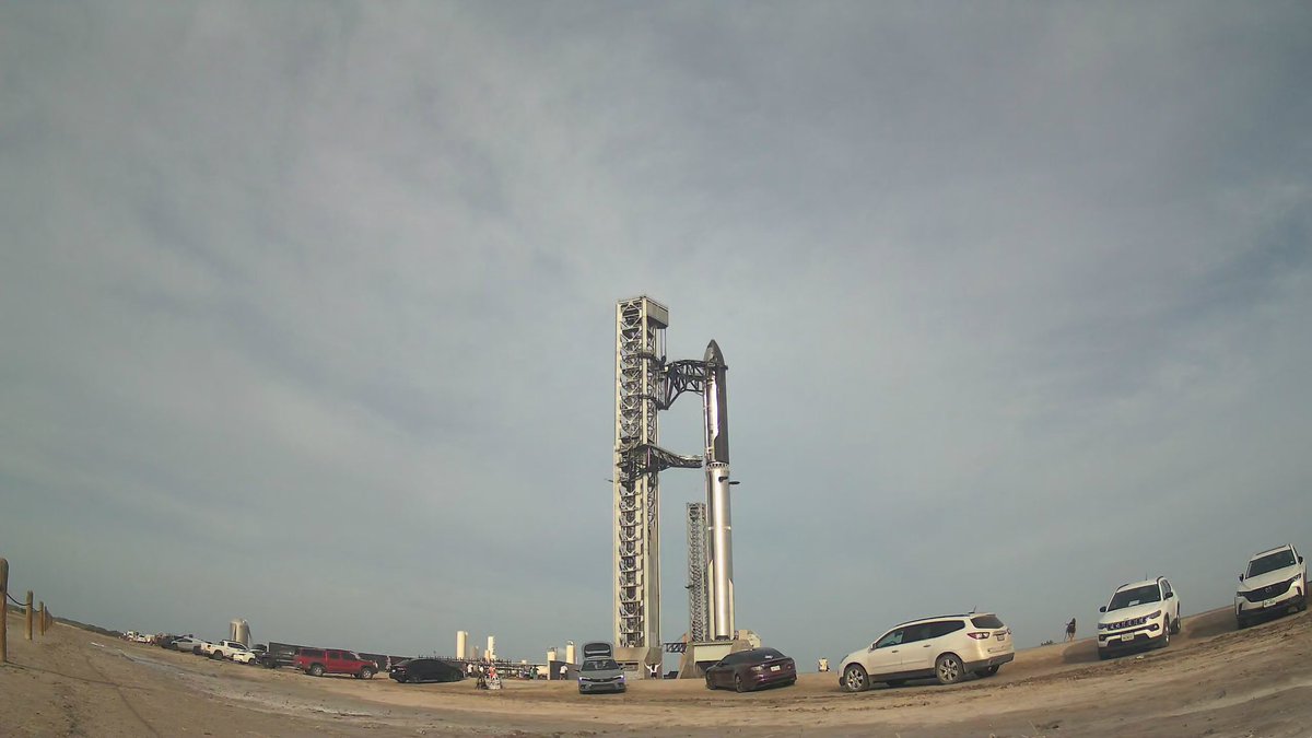 RGVaerialphotos's tweet photo. Starship full stack https://t.co/qlmNowhoxI