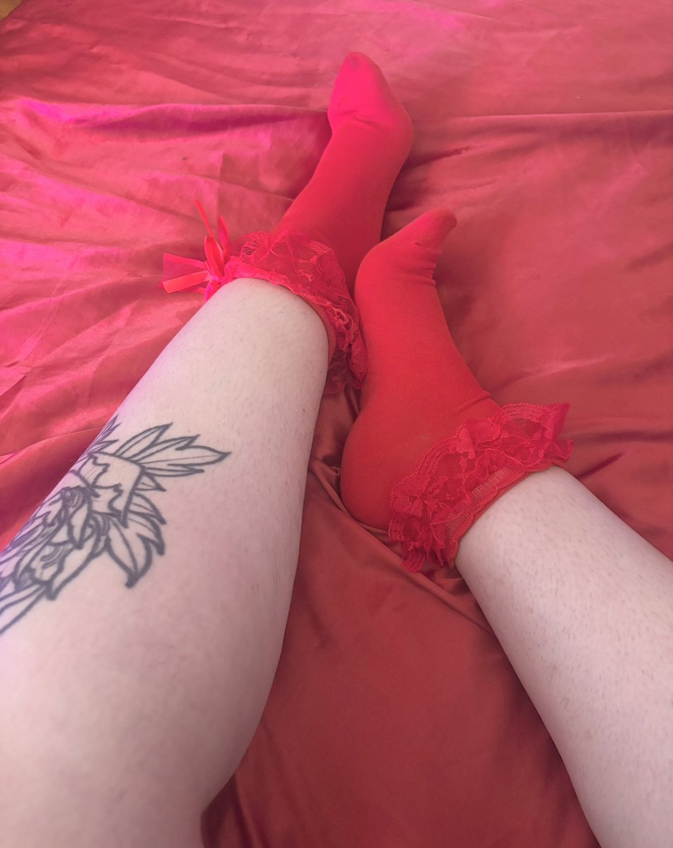 VAMPIREFINDOLL's tweet photo. On or off ? ( goth girl feet edition ) 🦇💋🖤🦶🏻🩸 https://t.co/RevcECHV5t