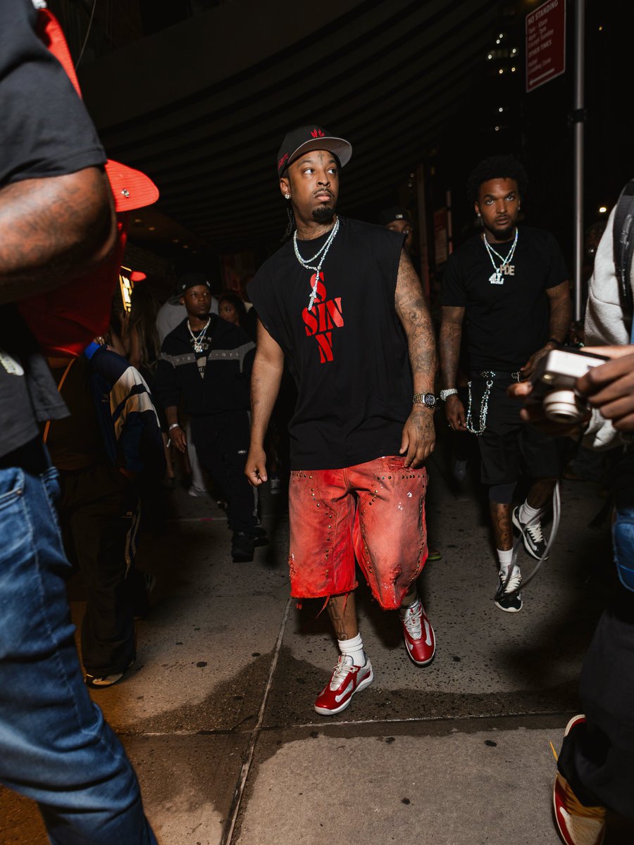 wavecheckers's tweet photo. 21 Savage outside at the club in NYC 🗡️ https://t.co/ze9HkOOc0s