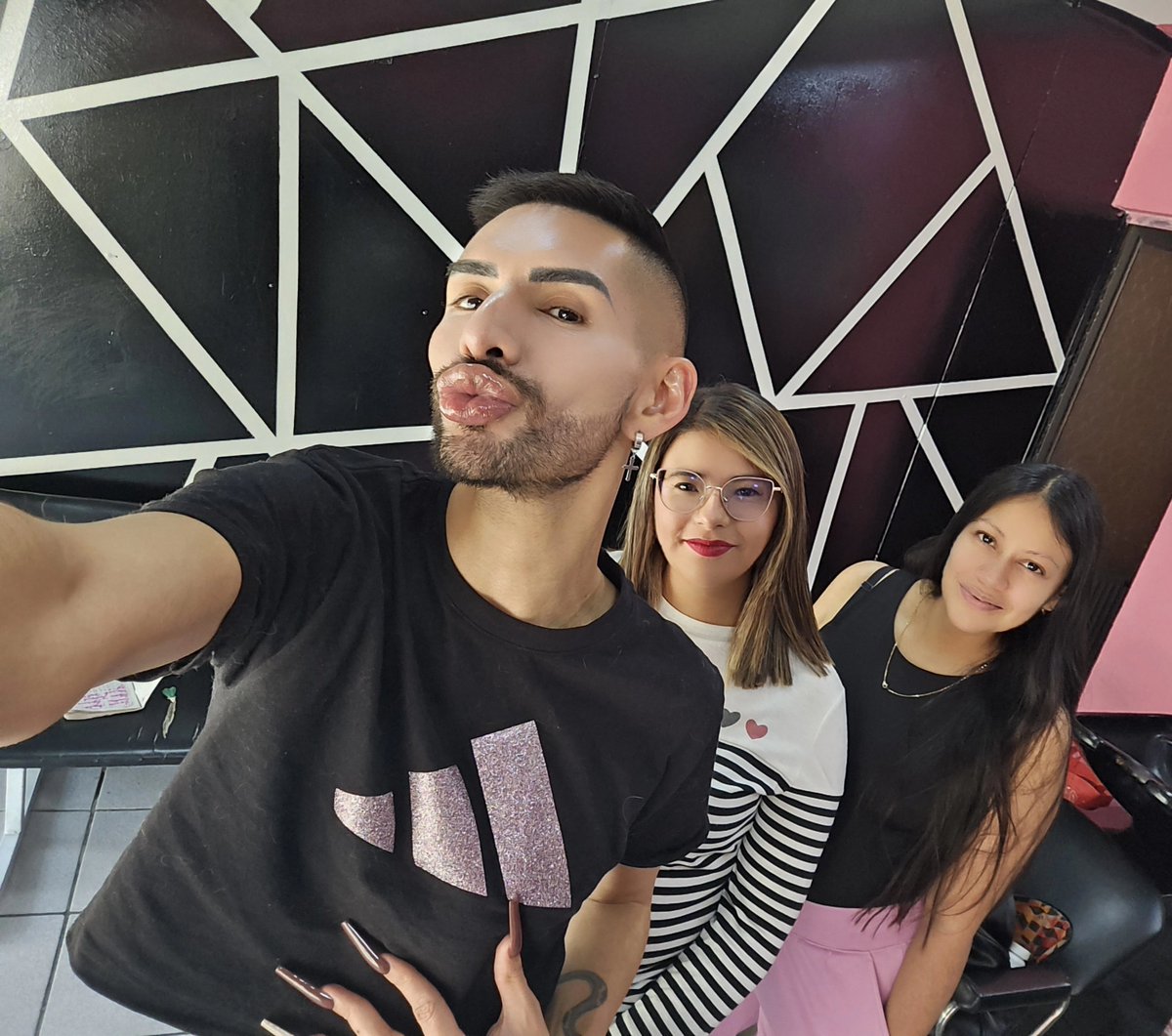DramaQueenRemix's tweet photo. Visitando a mis queridas amigas #Brenda y la #DoctoraPolo, perdón la #Angy! Ya saben, vengan a hacerse las #Uñas y el #Pelo con ellas! Son unas divinas! 🖤 https://t.co/tjoEHQcQqh