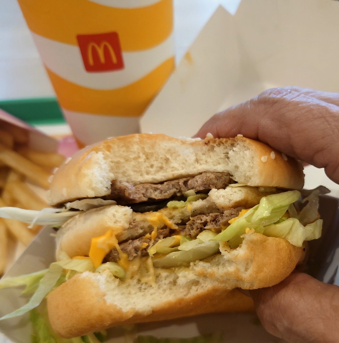 fuyuisimuro's tweet photo. 🟦独居老人の〈ひるめし〉〜MacでBIGMACランチ。ランチタイム過ぎていたので通常価格。でも100円プラスでポテトもコークもLサイズに、950円。いやはや、ポテトもコークも量のあること、お腹パンパン。
食べられなくなったなあー😞。
＃Mac　＃ビッグマックセット https://t.co/5G7JCe9Wel