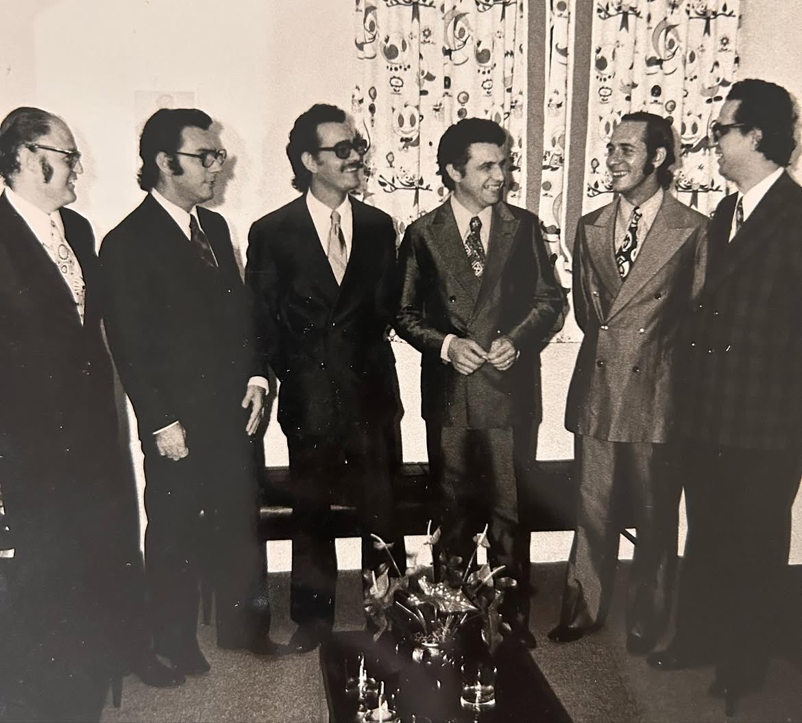 arqdesterro's tweet photo. Clinipar (Clínica Infantil Particular Ltda), inaugurada em 1973. No corpo clínico, os fundadores, Dr. Waldemar Barbosa, Dr. Murilo Ronald Capella, Dr. Newton do Valle Pereira, Dr. Lincoln Vermond de Abreu, Dr. Luiz Napoli, Dr. Gabriel Faraco. Após 3 anos de inauguração, https://t.co/JffcMo0gx6