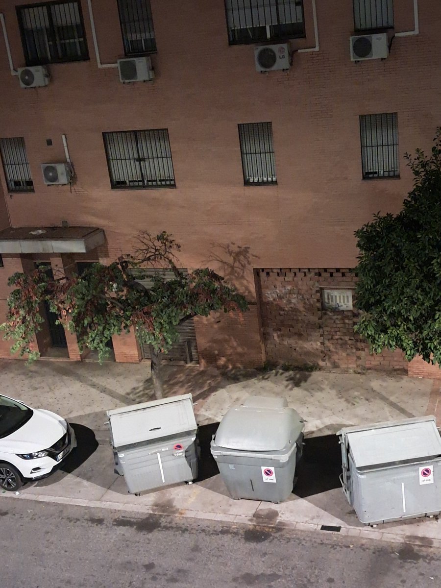 SCantosC's tweet photo. @LipasamSevilla  aparca los contenedores como te salga del navo https://t.co/AltDGvP3Ls