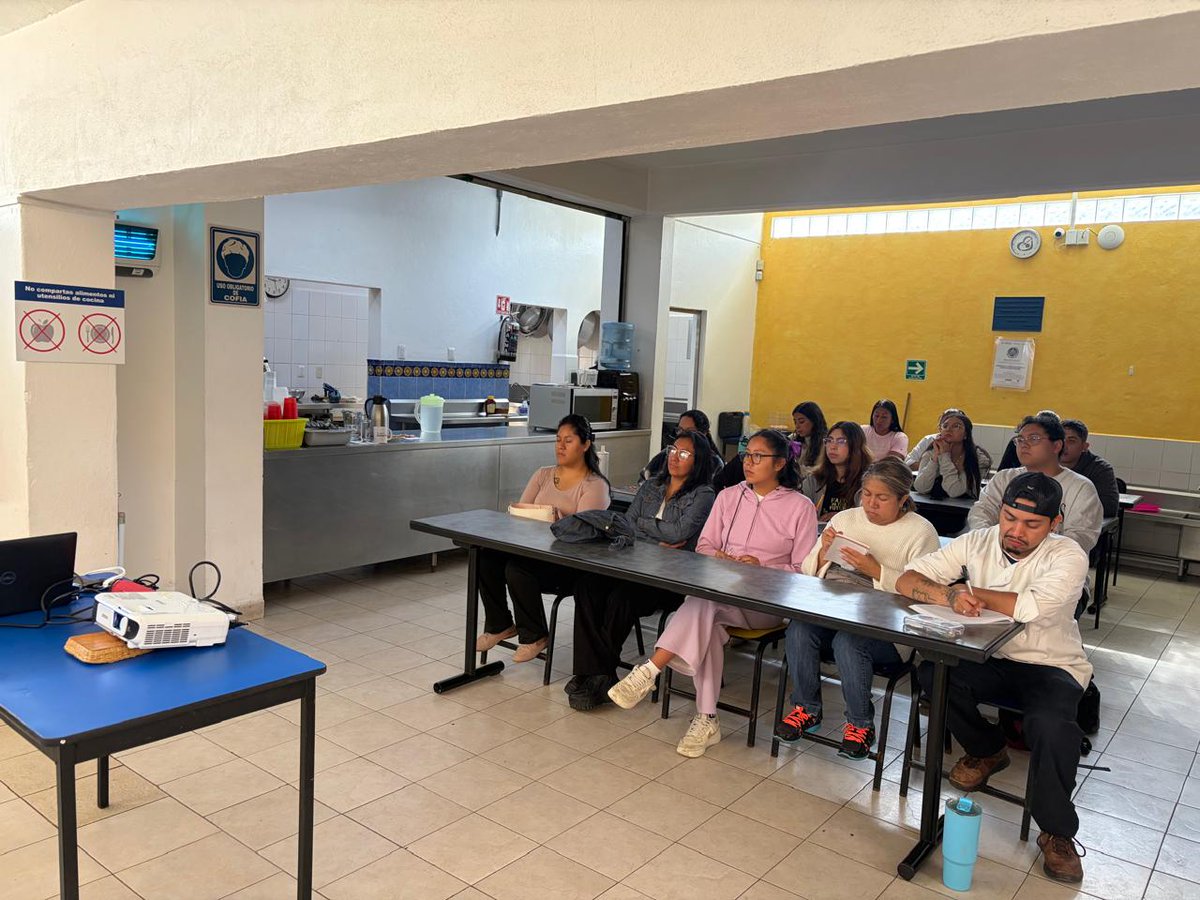 icat_cdmx's tweet photo. Capacitar para el trabajo es abrir la puerta a nuevas oportunidades de empleo y emprendimiento.

En el #ICATCDMX, en colaboración con la @PADForg, impartimos el Curso de Preparación y Servicio de Bebidas, fortaleciendo las competencias de las y los participantes para brindar un servicio de calidad en el sector de alimentos y bebidas.

Agradecemos al instructor #AllanYairMorenoReyes por compartir su experiencia y conocimientos durante esta capacitación.

@G_RamosSotelo 

#CapitalDeLaTransformación #CapacitaciónParaElTrabajo #ICATCDM