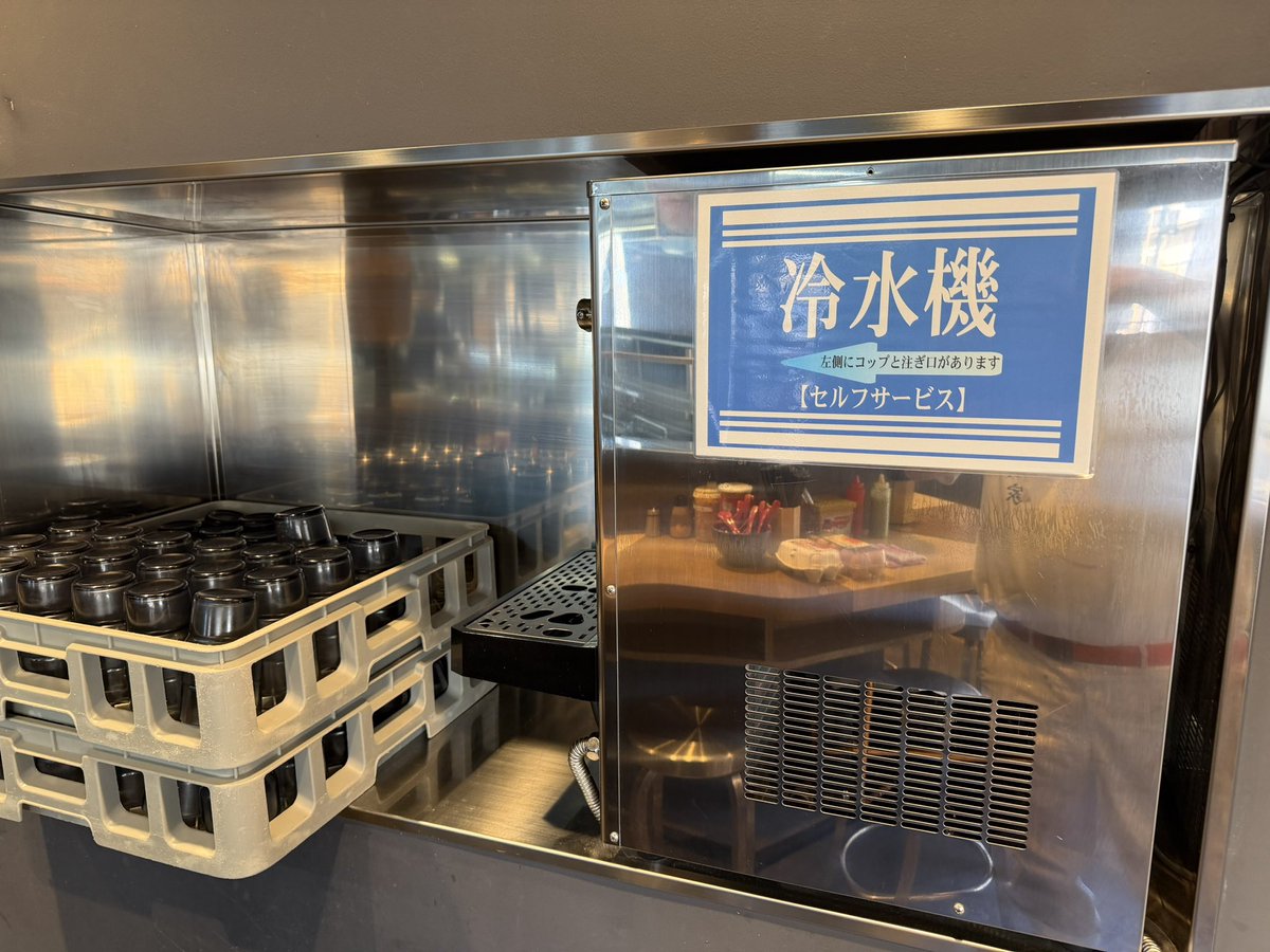 2525_2929's tweet photo. 【危険気温のお願い】
本日は昨日より更に暑くなる予報が出ております。
外でお並びの方は大変危険です。
出入口に娘と孫がイラストした日傘を30本程用意させて頂きました。ご自由にお使いください。又、店内の冷水をコップごとお持ちになって結構です。水分をお取り下さい。
最後に30名以お並びの場合は是非時間を空けてご来店頂きますようお願い致します。
又、万が一気分が悪くなった方はすぐにスタッフにお申し付け下さい。
異常気温の折、ご理解の程宜しくお願い致します。
空調出力及び換気出力50%迄上げております。外気温との寒暖差が大きくありますので、寒く感じる方は遠慮なくお申し付け下さい。
#吉村家　#末廣家　#直系　#ラーメン　#チャーシュー　#家系
#神奈川大学