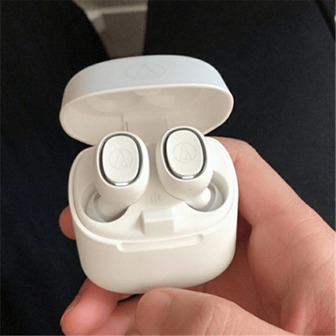 x7xKpo8ZtowzZFp's tweet photo. Just unboxed my long-waited airpods! The unboxing moment is way more satisfying than I imagined https://t.co/HgQu0fMJC7