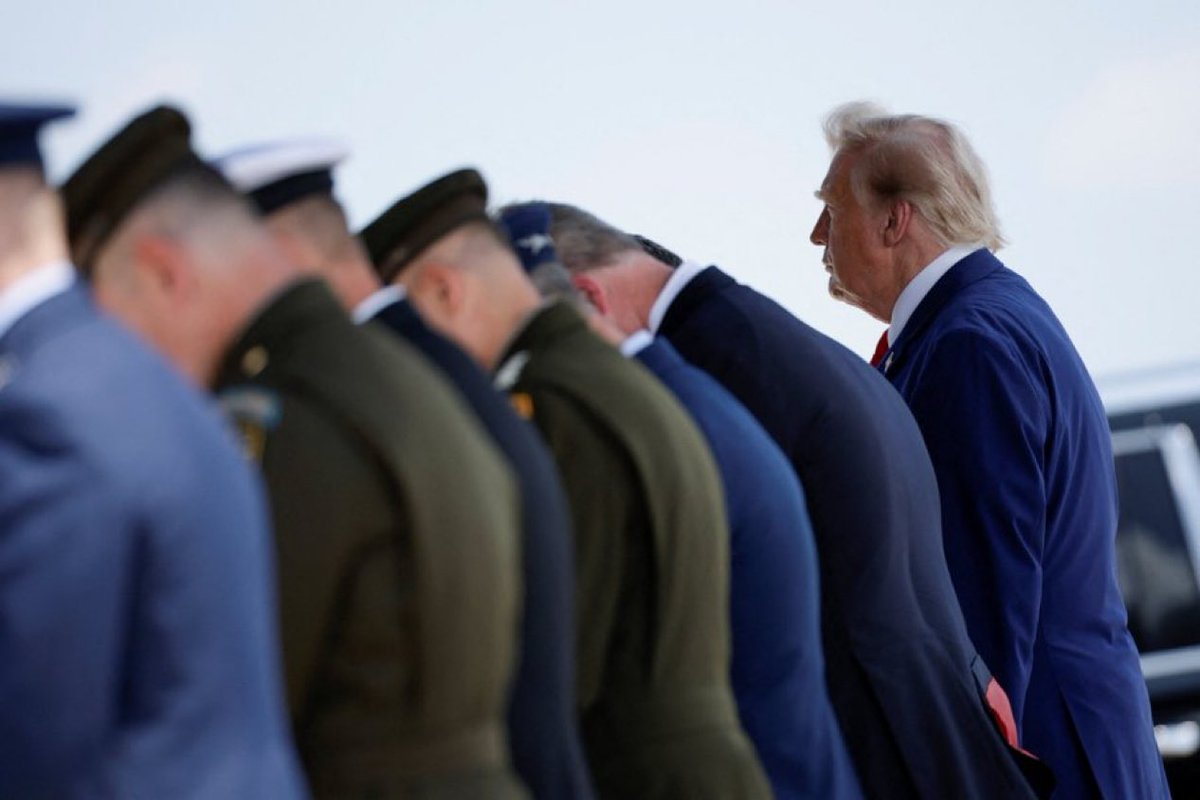 LucasSa56947288's tweet photo. Here was Donald Trump earlier today at the dignified transfer of U.S. Army service members killed in Jordan and Iraq. 

He doesn’t appear to be bowing down to the fallen Army members that were killed!!!

WTF! 🤬 

REUTERS/Evelyn Hockstein https://t.co/dgTvg78vTW