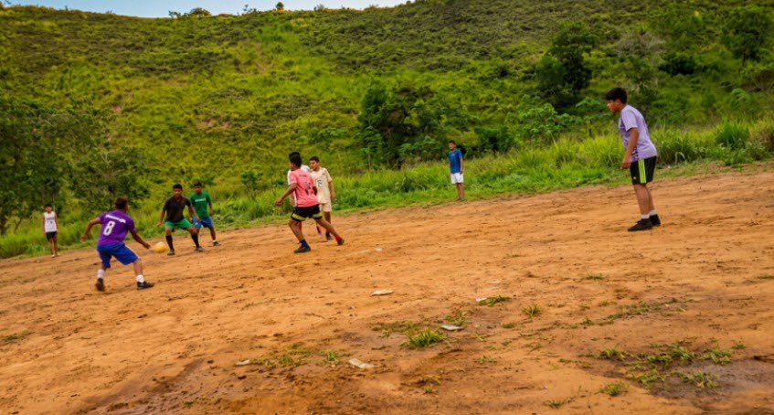 ICBFColombia's tweet photo. En el Cerro de las Tetas transformamos la emergencia en espacios de paz. Acompañamos a más de 90 niñas, niños y adolescentes con dotación deportiva y artística para proteger su bienestar emocional. https://t.co/nShDSdxAUL