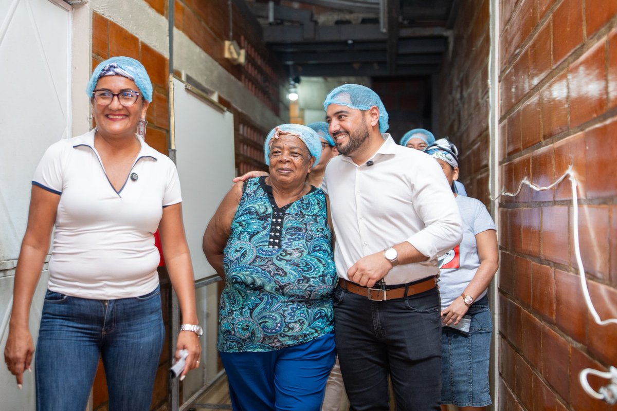 IEPS_Ec's tweet photo. 💪🍽️ Cocinar juntos también es conocer de cerca las historias que hay detrás de cada emprendimiento.

Nuestro director general, @TJJuanchoD, compartió una jornada con los integrantes de Asoserdeles, una asociación de 25 emprendedores afrodescendientes de Cristo del Consuelo, en #Guayaquil, que prepara alimentos para niñas y niños👧🏻👦🏻 de los CDI y personas adultas mayores👵🏽👴🏻.

A través de #PROFECPIAM, esta organización ha fortalecido su capacidad productiva con capacitación, equipamiento y un vehículo🚙 para la compra y distribución de insumos.🥗🥘