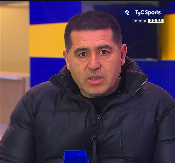 la12tuittera's tweet photo. 🗣️#Riquelme en @TyCSports:

"Un DT es muy importante en un plantel pero a veces hacemos novelas que no son tan reales. A los DT's se les hace más fácil con #Messi que con otros jugadores porque le tenés que dar menos indicaciones y porque son privilegiados en dirigirlo, #Scaloni está entre los mejores de la historia de nuestro fútbol, agradecidos de las alegrías que nos dieron él, su cuerpo técnico y los jugadores, me pone muy feliz porque todos nos criamos juntos, los conocemos desde los 14 años, cuando tuvimos a #Maradona pensábamos que no iba a haber otro y tuvimos a #Messi que hasta nos hace dudar si es mejor todavía".