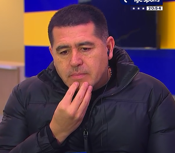 la12tuittera's tweet photo. 🗣️#Riquelme en @TyCSports:

"Los jugadores son los que deciden dentro de la cancha, a veces juega la suerte y no podemos dejar de pensar que con el respeto que se merecen los árbitros, han pasado situaciones muy claras: echaron a #Bareiro sin hacer nada, por una mancha lo expulsaron, y en #LaBombonera la pelota dio en la mano del jugador de Cruzeiro y dio GOL y la pelota dio en la mano del jugador de #Boca y NO DIO GOL y ... es raro. Si es mano para allá y es gol, y es mano para el otro lado y no es gol, es raro, fue con el mismo equipo en Brasil y Buenos Aires,  seguramente si no pasaba eso, #Boca clasificaba y Cruzeiro jugaba Sudamericana, no es solo ganar perder o empatar, el árbitro vuelve a dirigir, no pasa nada, no los suspenden casi nunca, acá con Católica, no hemos hecho un buen partido, nos faltó un poquito más, el equipo estuvo un poco apagado, ahora comenzamos otro semestre, muy felices con el plantel que tenemos, lo tenemos a #Paredes que jugó la final del Mundo, tenemos 3 refuerzos, un arquero que estuvo en el Mundial, queremos ser protagonistas de todos los torneos y ver al hincha de #Boca festejar, creemos que a fin de año tendremos chances de logarlo".