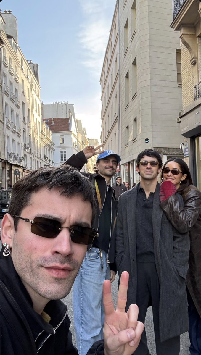 finallyimfound7's tweet photo. Thank you @ joejonas for growing out your Betty Boop haircut (I’m sorry. I really can’t unsee it after my gf commented it). Your curls are a blessing 💛 https://t.co/6PI5dpqeyD