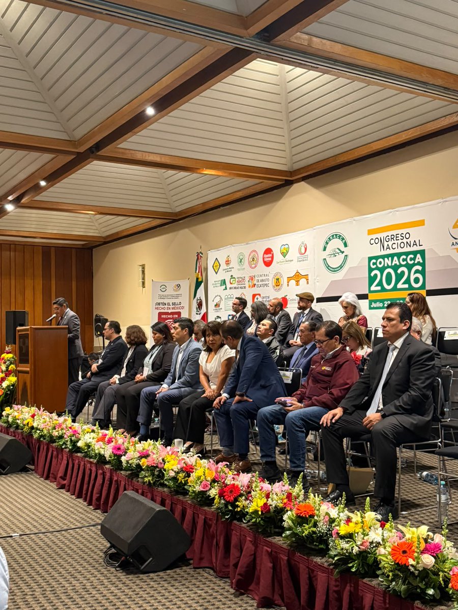 ProdeconMexico's tweet photo. 📆 #AgendaDelDía

Este miércoles, el Mtro. Gilberto Camacho Botello (@Gilardino400), Titular en funciones de la #PRODECON, participó en la ceremonia de inauguración del 49.° aniversario de la Confederación Nacional de Agrupaciones de Comerciantes de Centros de Abasto (CONACCA).

La celebración destacó la contribución de las Centrales de Abasto a la economía nacional y al bienestar de las familias mexicanas. 🍎🍅🌽

Con esta participación, la Procuraduría refrenda su compromiso de fortalecer la colaboración con los distintos sectores productivos del país y con ello fortalecer la justicia fiscal para todas las personas contribuyentes. ⚖️

#PRODECONProtegeTusDerechos