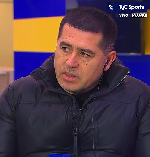 la12tuittera's tweet photo. 🗣️#Riquelme en @TyCSports:

"Lo que aprendí al volver en 2007 que vos jugás para darle alegrías al que está en la tribuna, el que te ve por TV o escucha en la radio y no hay nada más lindo que dar alegrías al hincha de #Boca porque después te lo hacen sentir día a día.

Cuando ganamos el clásico, hasta se compraban remeras con la cara de nuestro DT (Ubeda), y llevaba 12-13 partidos sin perder y era una maravilla, y cuando tocó quedar afuera no se decía lo mismo, vivimos el día a día, es difícil analizar cómo está el equipo, el torneo es raro porque tenés que clasificar en los primeros 8, y si te levantás mal un día y quedás afuera, parece ser poco lo que hiciste porque lo único que vale es terminar ganando.

Siempre me gusta que el equipo juegue bien, #Boca es un equipo que en el último tiempo no sos hincha de #Boca, sabés que #Boca va a errar 3-4-5 goles, somos un equipo que propone, intenta dar pases, ir al arco contrario que es lo que corresponde, pero para el que no es hincha de #Boca es entretenido porque va a errar goles y va a cometer algunos errores porque quedás abierto pero son las reglas del juego, cuando la pelota no entra, sufrimos y está pasando en el último tiempo".