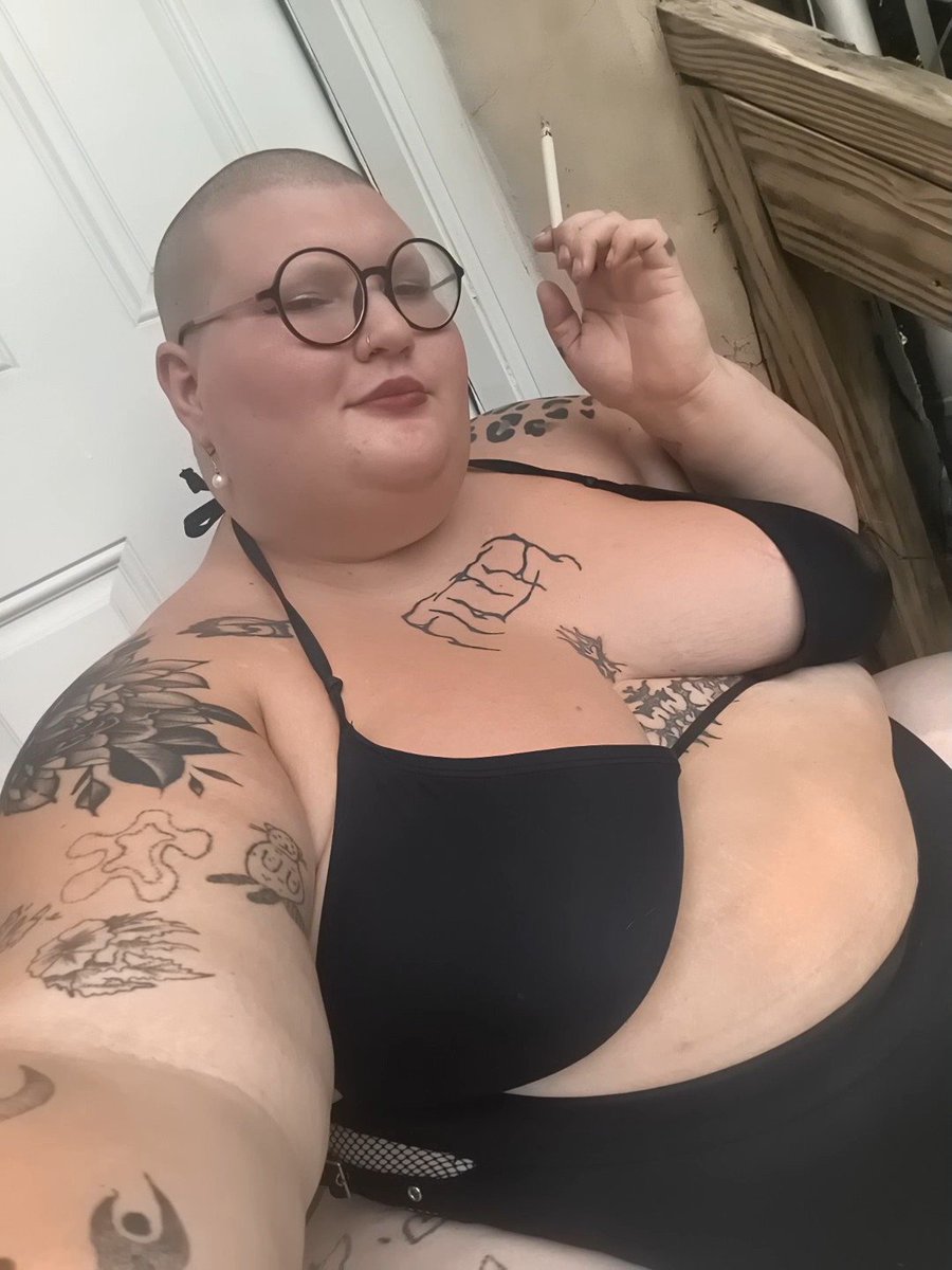 LizzyDuznkwit's tweet photo. Being conventionally attractive is pretty great. Men send me money just for being pretty 🩷 https://t.co/rDZYULYsaA