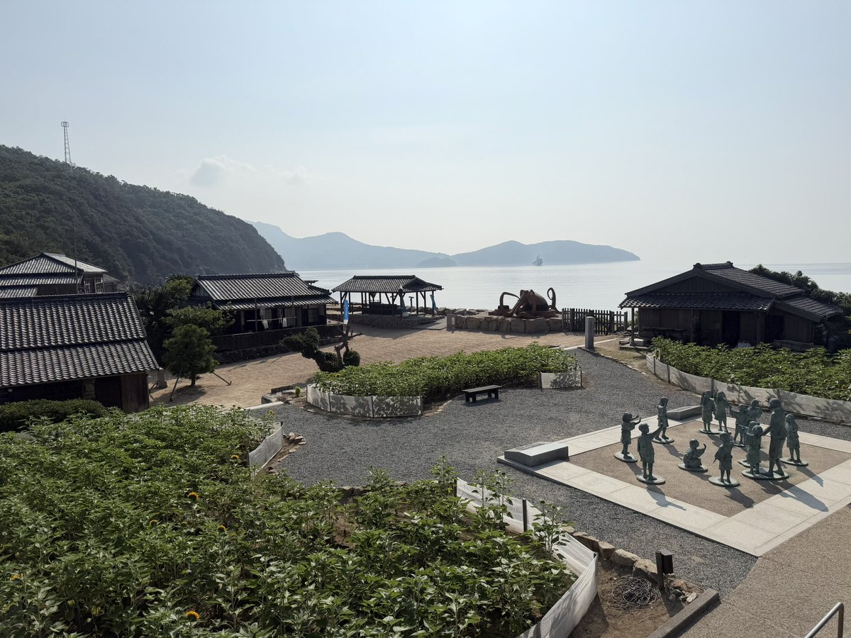 24_hitomi's tweet photo. 7月23日(木)

#二十四の瞳映画村 と #岬の分教場 は9:00~17:00までｵｰﾌﾟﾝ     

#渡し舟 は9:30〜16:30まで運航  

【企画展開催中】 
★万屋展示『曼荼羅DOTART』『船長小屋』 
★ペット・ボトル・キャップ・アート展

雨が降らない小豆島
今日も朝から暑いです
しっかり水分補給してくださいね🍹 https://t.co/NJjuG3nsXZ