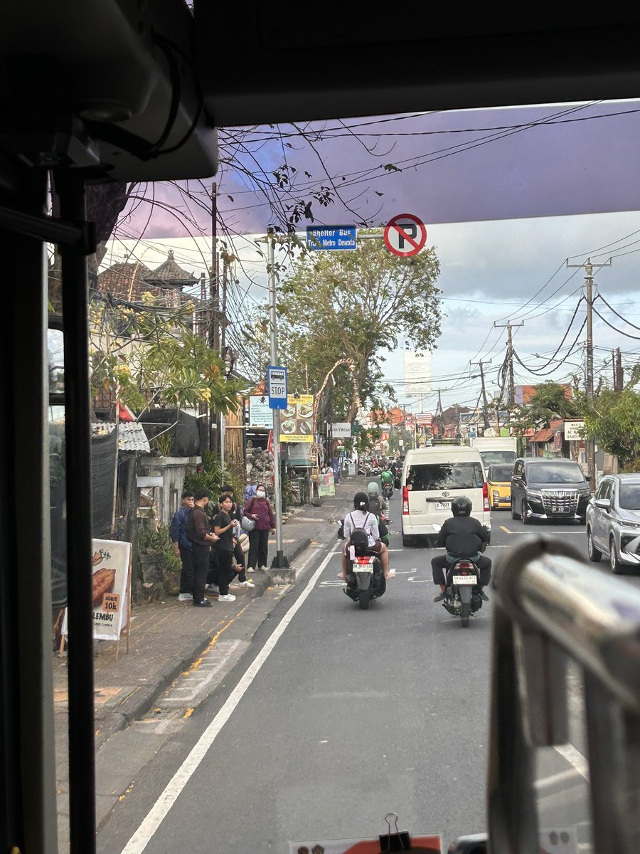 suindraw's tweet photo. Mengajak masyarakat untuk beralih menggunakan transportasi umum di Bali khususnya Aglomerasi Sarbagita memang tidak mudah dan perlu proses. Yang paling sederhana sebagai contoh aja dulu meskipun fasilitas pendukung belum memadai https://t.co/HHWapur5CR