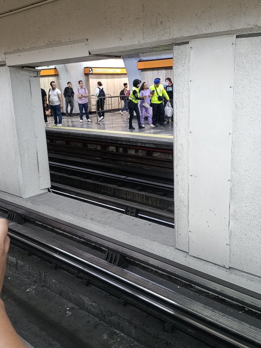 olbap1980's tweet photo. @MetroCDMX Y mientras tanto el nulo servicio en la línea 7 provoca desmayos por el sofocante calor y los trenes a reventar https://t.co/iVEDBdDRM3