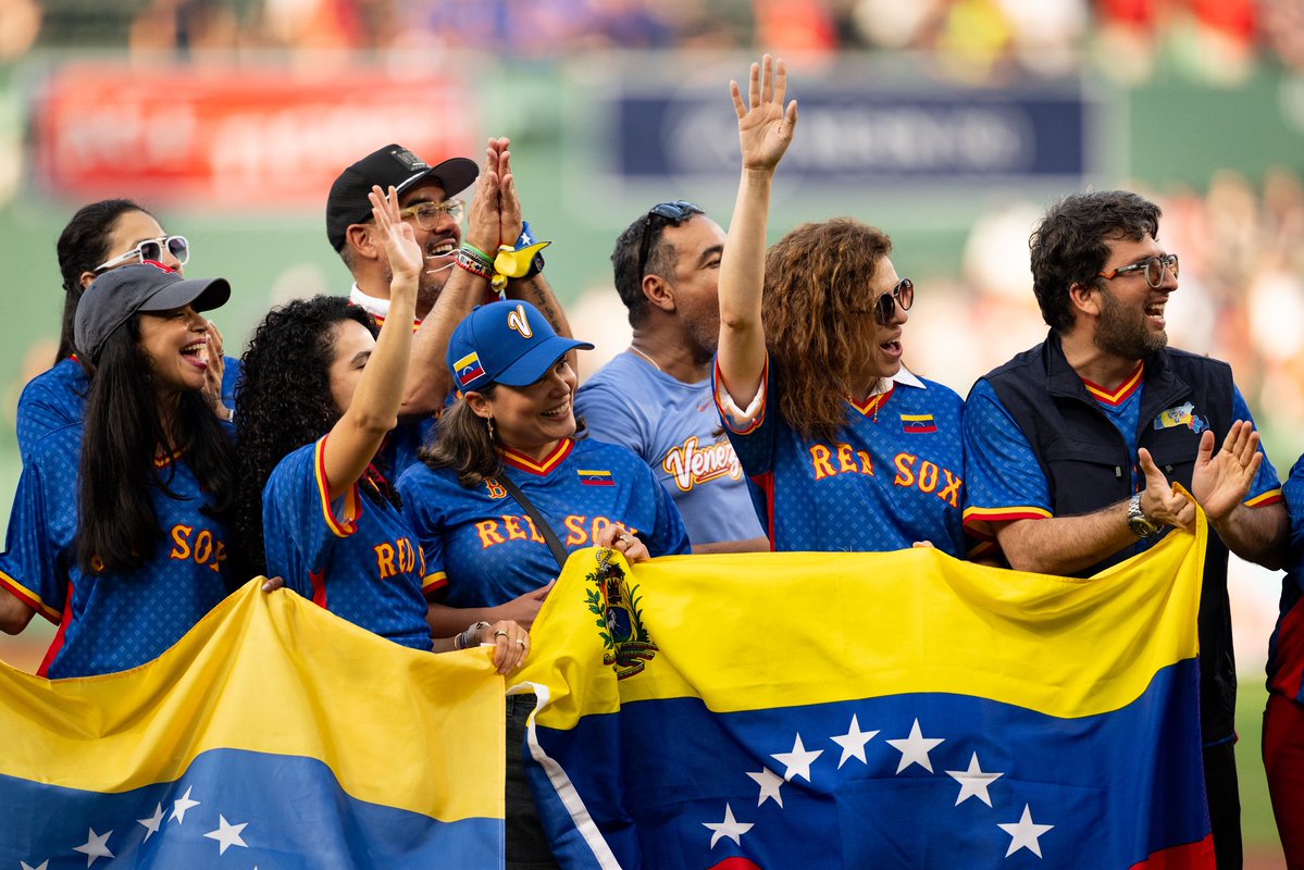 RedSoxBeisbol's tweet photo. Por Venezuela 🇻🇪❤️

La directiva de los Red Sox, los jugadores, Red Sox Foundation, socios corporativos, CVS y miles de fanáticos de Red Sox Nation han recaudado más de $300,000 para apoyar los labores de ayuda tras los devastadores terremotos en Venezuela. https://t.co/BC86w21qqo