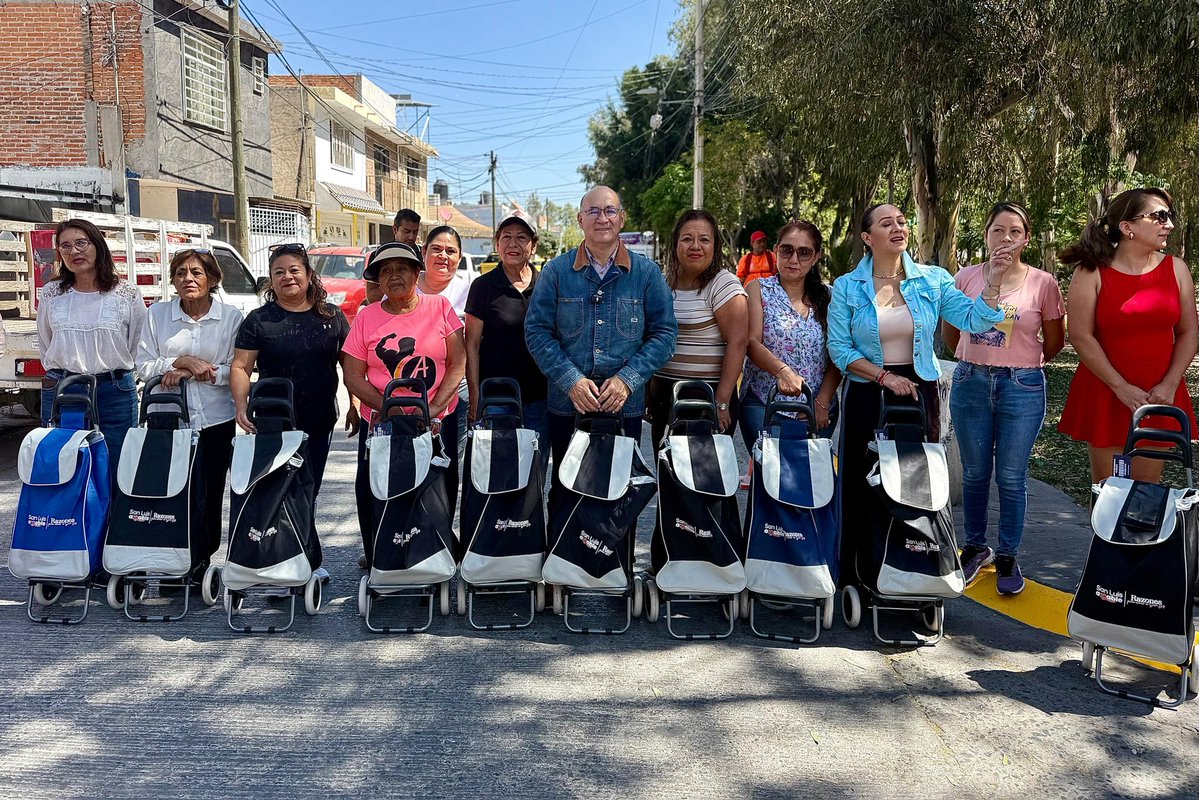 EF_Galindo's tweet photo. Agradezco el recibimiento de las y los vecinos de la Ricardo B. Anaya, donde conjuntamos esfuerzos para rehabilitar los espacios públicos con acciones de limpieza, mantenimiento, poda, alumbrado y ordenamiento urbano.

¡Continuamos avanzando hacia una #CapitalAl100! 🙌🏻 https://t.co/muN501AUYQ