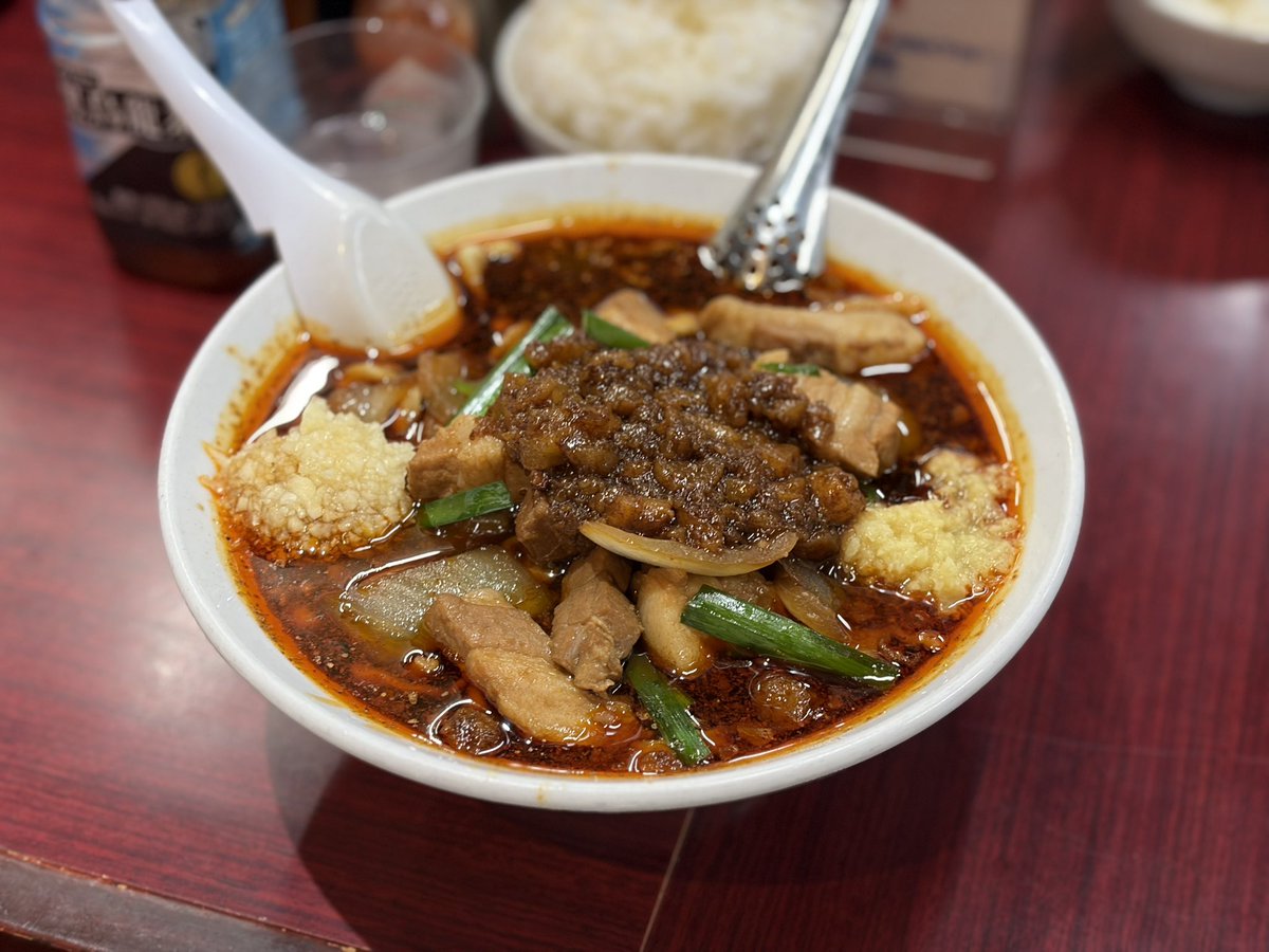 hamasho_43's tweet photo. 【元祖スタミナ満点らーめん すず鬼】

これだけ並ぶ理由は、一口で分かった。

「辛いすず鬼」に、全アリ。

辛さはストレート。でも主役は辛さじゃない。

背脂の甘み、豚の旨み、生姜のキレ。

それぞれが強烈なのに、驚くほどバランスがいい。

ジャンクなのに、ちゃんと料理として成立している。 https://t.co/AoVoQR842Q