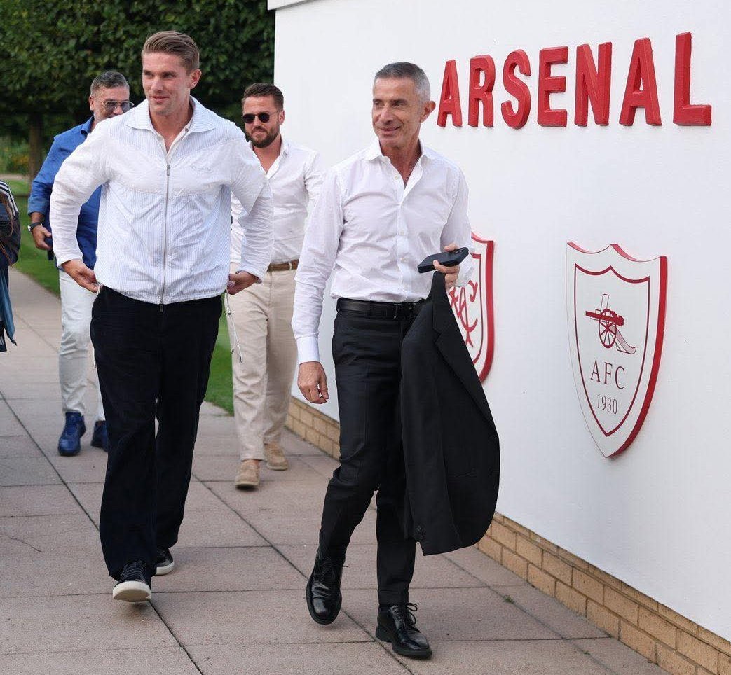 UPYOURARSENAL04's tweet photo. The moment Andrea Berta walks Viktor Gyokeres to Arsenal for the first time. A Premier League Trophy was Loading.... https://t.co/yMODwjnCpb