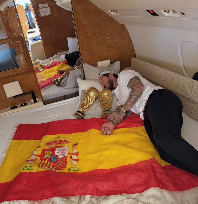 _SonOfMessi's tweet photo. Them say Messi no get influence, but everyone is trying to recreate his worldcup trophy sleeping picture😂😂

Ronaldo wey get influence, them no dey recreate anything good about him, na just one useless suiiii up and down😭😭😭

Anyways, good morning my neighbors 😊 https://t.co/657390GtnX