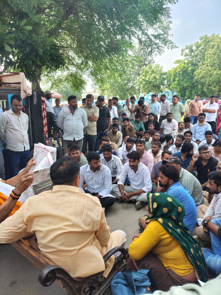 YOGESHKUMA65126's tweet photo. राजस्थान वाहन चालक भर्ती ट्रेड टेस्ट के संबंध में आज माननीय कैबिनेट मंत्री श्री किरोड़ी लाल मीणा जी से सकारात्मक एवं ��ार्थक मुलाकात हुई।

माननीय मंत्री जी ने आश्वस्त किया कि आज शाम तक वे स्वयं माननीय मुख्यमंत्री जी से वा��न चालक भर्ती के मुद्दे पर विस्तार से चर्चा करेंगे।

यह आश्वासन सभी अभ्यर्थियों के लिए उम्मीद की नई किरण है। हमें विश्वास है कि सरकार हमारी लंबे समय से लंबित, न्यायोचित मांगों पर संवेदनशीलता के साथ सकारात्मक निर्णय लेगी।

सभी साथियों से अनुरोध है कि धैर्य, संयम और एकजुटता बनाए रखें।
उम्मीद नहीं, पूरा विश्वास है कि हमारी मेहनत रंग लाएगी।

#राजस्थान_वाहन_चालक_भर्ती #TradeTest #JusticeForDriverCandidates
@Radhemahwa @HANUMANKISAN