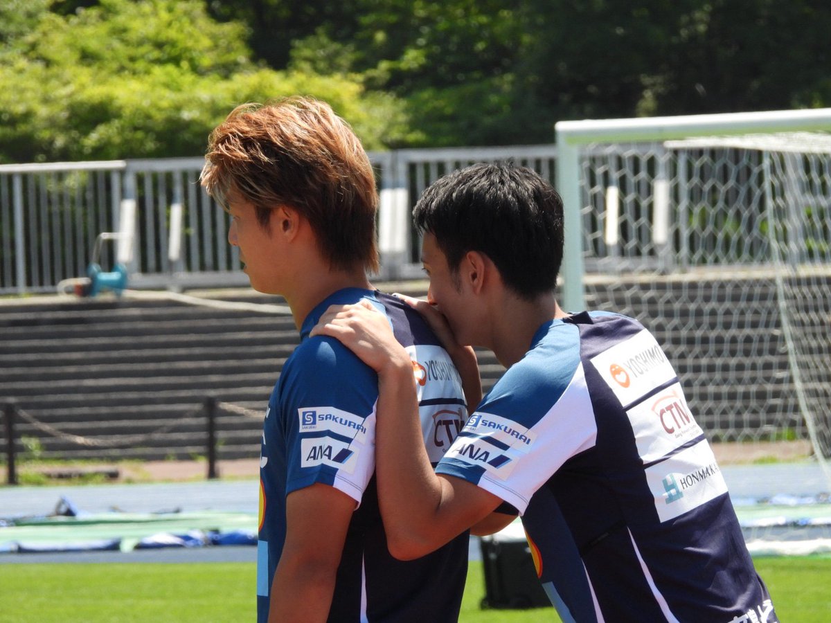 zonewebofficial's tweet photo. FC今治への完全移籍が発表された #中井卓大

明るいキャラクターですでにチームの輪の中心に✊

鳥かごでも“ピピ”の声が響き渡っていました⚽️

#FC今治 https://t.co/hY0jLrcQFq