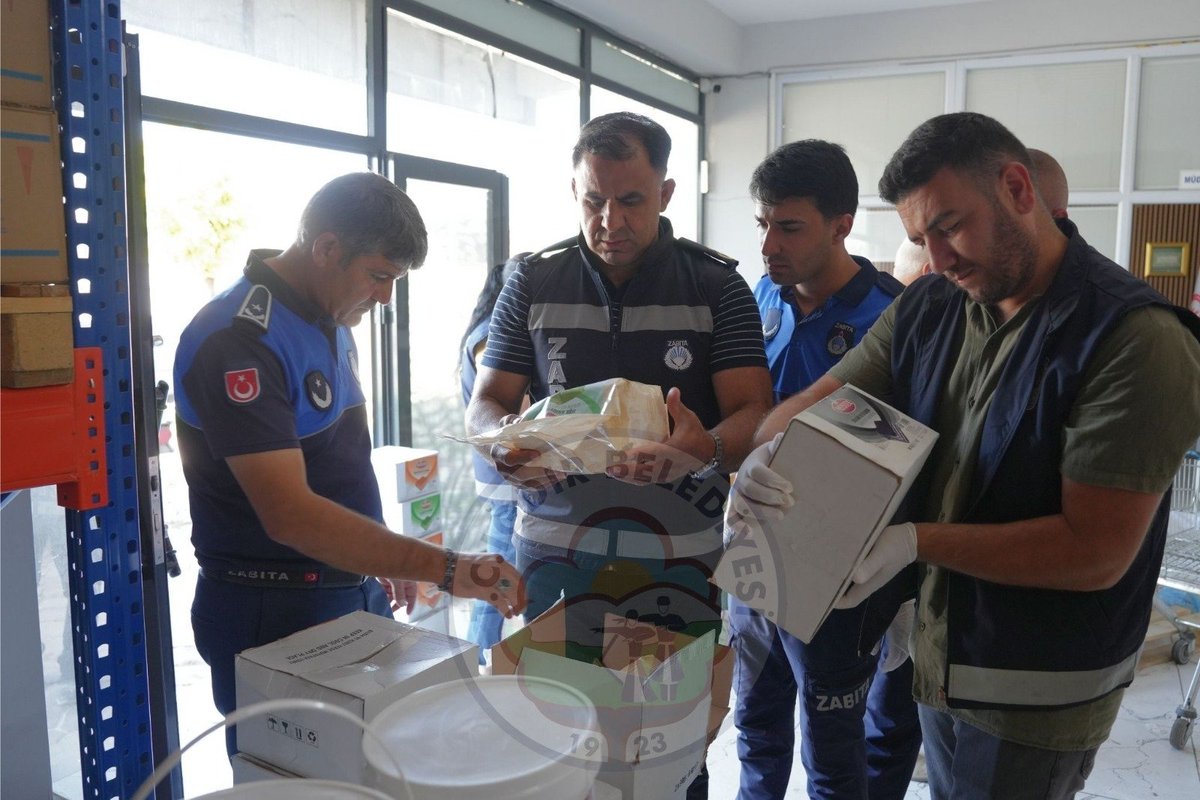 igdirbelediye's tweet photo. DÜZELTME!

Iğdır Belediyesi Zabıta Müdürlüğü ekiplerimiz tarafından, Ticaret Bakanlığına yapılan şikâyet üzerine gerçekleştirilen denetimlerde son kullanma tarihi geçmiş 1.500 koli ürün tespit edildi. Halk sağlığının korunması amacıyla ürünlere el konularak imha edildi. https://t.co/N0Gy8gdqn0