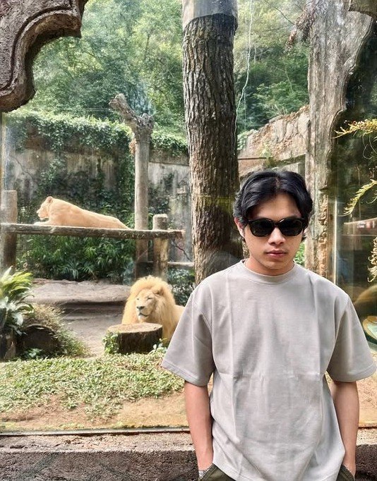 realofna_'s tweet photo. ekspresi nya lebih serem dari yang dibelakang 😭 https://t.co/iDMLCUDHdU