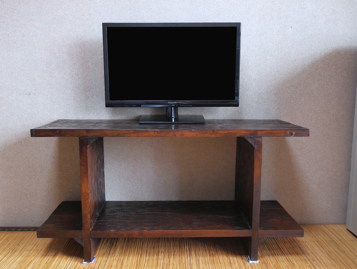 リビングのバリ家具のテレビ台に置いてあった24型の液晶テレビは