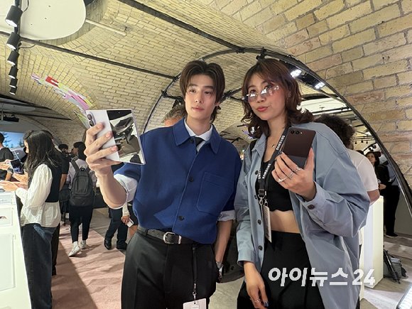 phuwinmediaa's tweet photo. Phuwin has been featured in iNews24 article on naver korean news. Let's check the article here 🔽

🔗https://t.co/C0u1I7QQCk

PHUWIN SAMSUNG IN LONDON

#GalaxyxPhuwin #phuwintang https://t.co/Ux5R7hLPFa