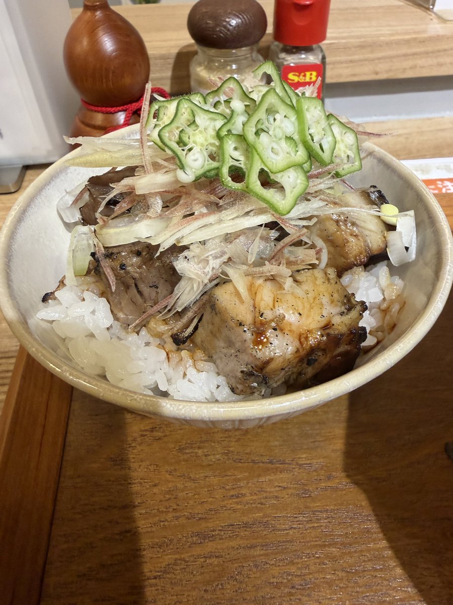itaita555's tweet photo. 出社してキッチンきらくさんでランチ🍜未食の限定 夏小夏の冷やがけ中華そばと限定 炙りチャーシューご飯を注文！
夏小夏の爽やかなお味とスープが絶妙にマッチして、平打ち麺がするするお腹の中へ、ゴロゴロ炙りチャーシューもとても美味しくお腹いっぱい頂きました😊 https://t.co/GEiTXvzTEV