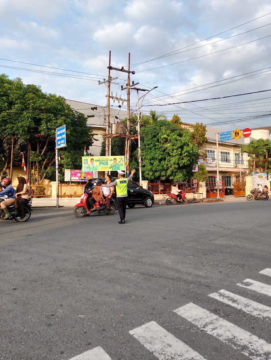 Lantastebing's tweet photo. Ingat selalu utamakan keselamatan saat berkendara, selalu patuh dan tertib berlalulintas demi keselamatan dijalan 

Pengaturan lalulintas di Jl. Sutomo,situasi lalulintas terpantau lancar dan terkendali https://t.co/oqBFc83p6G