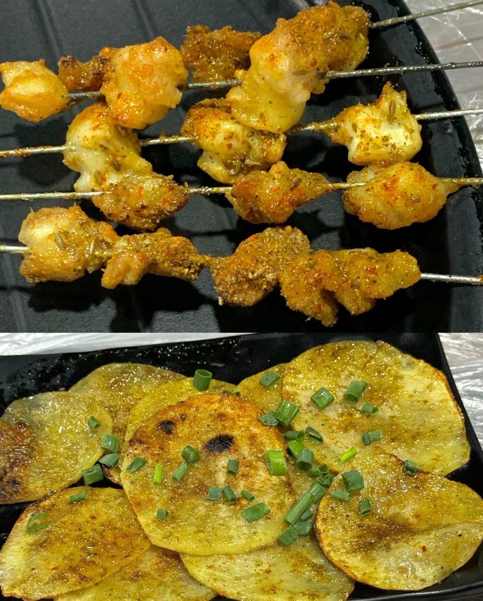 6JZdlp5I0VGZDVT's tweet photo. Late night snack hit: crispy hot skewers with chili flakes, steam curling up perfectly after a long busy day. https://t.co/cETkiaZmi4