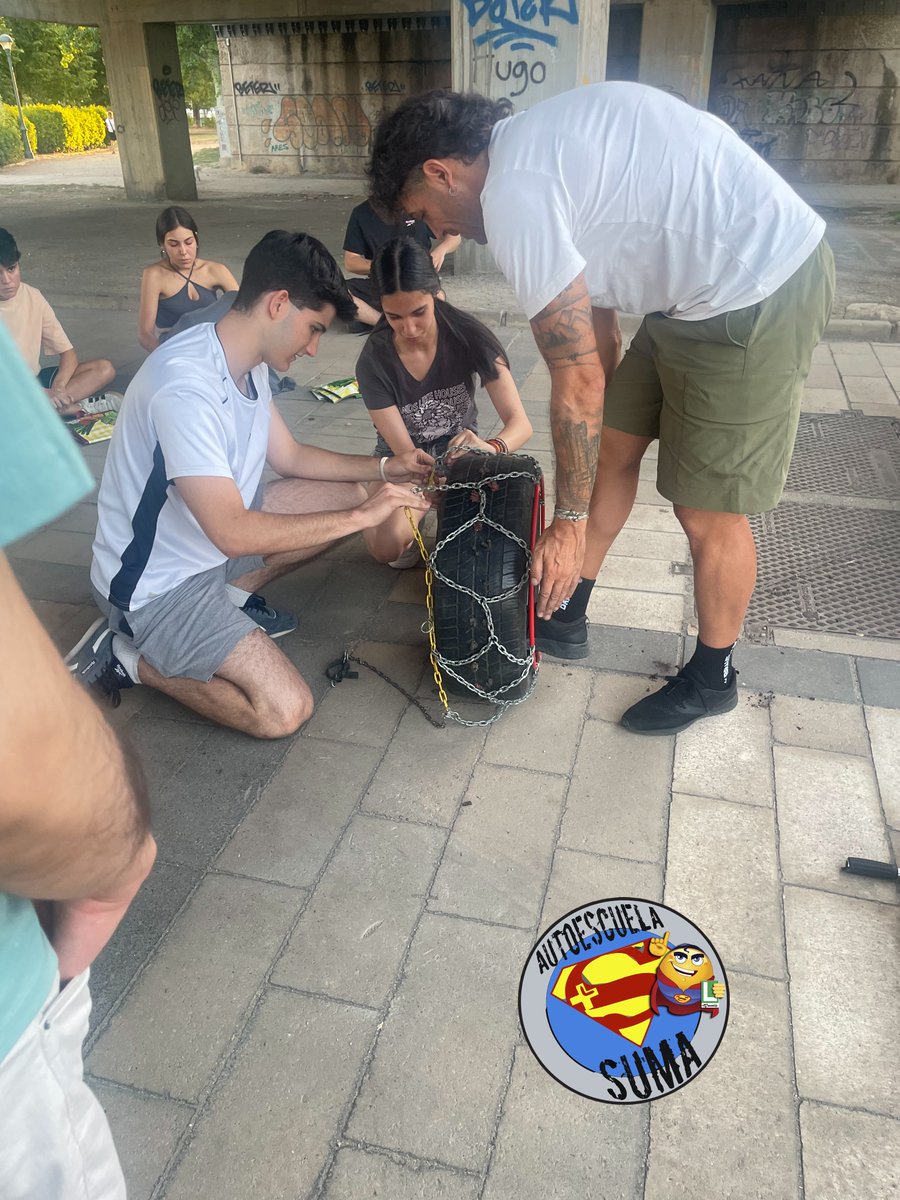 SUMA_2017's tweet photo. VOLVEMOS DE EXCURSIÓN AL PARQUE!!

✅CAMBIAR LA RUEDA🛞
✅PONER CADENAS PARA NIEVE⛓️
✅REVISAR LOS NIVELES DEL MOTOR🧪
✅PONER LAS PINZAS A LA BATERÍA🪫

PROBLEMAS RESUELTOS PARA NUESTROS ALUMNOS
EN AUTOESCUELA SUMA, NOS IMPLICAMOS EN TU APRENDIZAJE
L@S MEJORES ESTÁN EN SUMA🤜🏽🤛🏽 https://t.co/vtBVtXrUlb