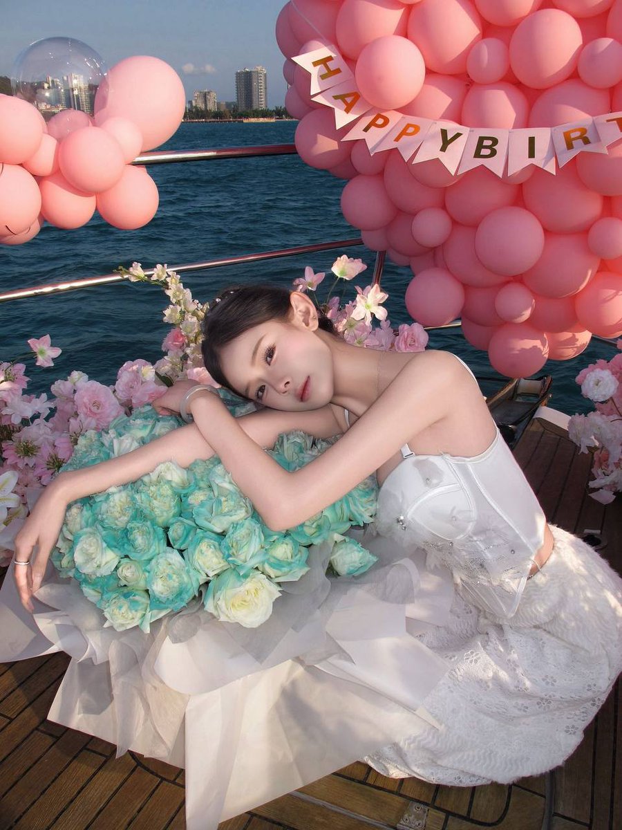tulipeloveuse's tweet photo. 她似复古轻奢跑车，线条柔和优雅，肌肤如细腻烤漆温润发光，慢行岁月，自带从容浪漫的质感。 https://t.co/zHKdmyniUg