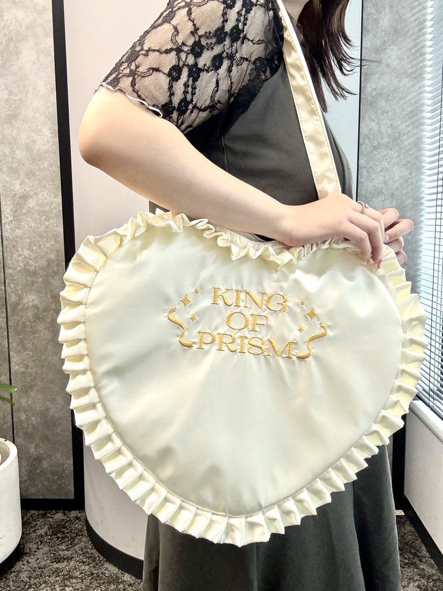 kinpri_PR's tweet photo. ‥…・‥…・‥…━☆
#キンプリサンクスパーティー
#キンプリスパライ
事後EC終了まであと1週間✨
☆━・‥…・‥…・‥

実物写真をご紹介📸

💖  キューンハートフリルトート 💖
ハート型のクリア窓に、お気に入りのグッズを入れてアレンジを楽しめます✨
フリルとゴールドの刺繍もポイントです！

🛒販売は7/31（金）23:59まで！
🔗アニメタイムズSTORE
https://t.co/3svwCqfBLy

#kinpri #kinpri10th