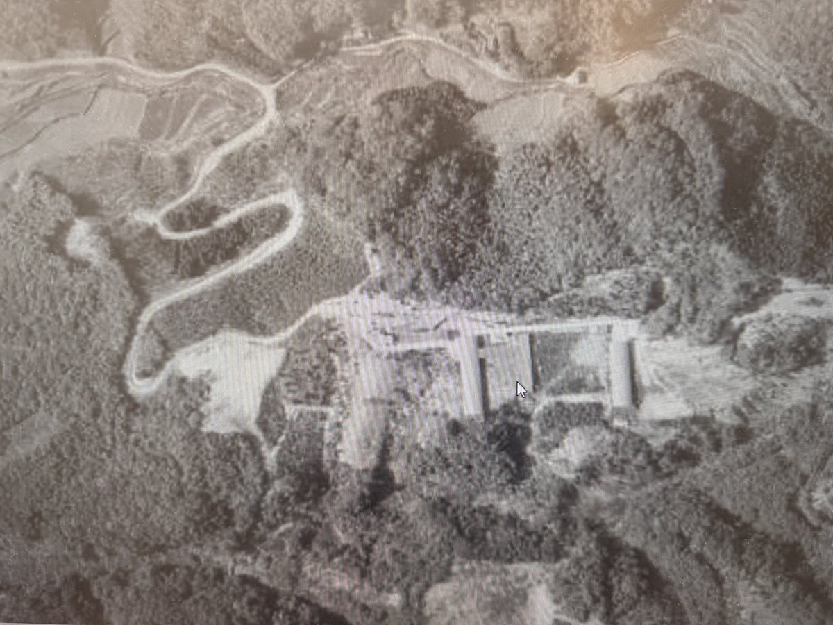 Pleasure00871's tweet photo. 山の牧場
1枚目1984年
2、3枚目1976年
コの字の建物の右側がまだ建築途中のように見える。 https://t.co/Cix9UUgeLX