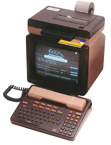 Mileistesfr's tweet photo. La France a inventé l'internet grand public 10 ans avant les américains.

Ça s'appelait le Minitel et on a fait ça à la française:
- un système totalement centralisé
- Contrôlé par un monopole d'Etat, France Telecom, pour le réseau, la vente de terminaux ou les licenses pour ouvrir un site minitel, les fameux 3615

Résultat, le minitel est mort quelques années après l'apparition du web en 1989, incapable de résister au tsunami d'un web américain ouvert et décentralisé 

La centralisation, le contrôle, la censure ne marche pas dans le digital.

C'est pour cette raison que la France est devenue une colonie digitale des US.

Nos gouvernants n'y comprennent absolument rien et répètent les mêmes erreurs années après années depuis 40 ans.