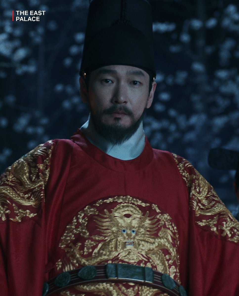cintalibur's tweet photo. Cho Seungwoo kalau diganti Son Sukku pas salah satu adegan di #TheEastPalace juga kayaknya nggak ada yang sadar deh.

I MEAN. MIRIP BANGET WEH? CAST DIRECTOR? ASK THEM TO MAKE SOME PROJECT TOGETHER, PLEASE? https://t.co/iMuWQLtMeb