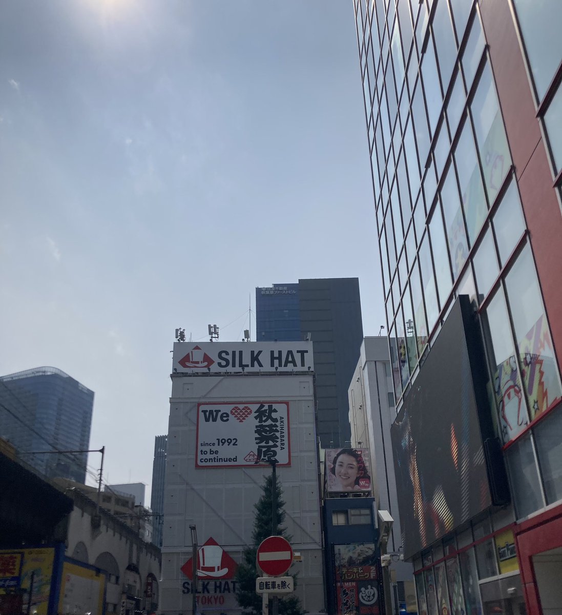 magenta1254's tweet photo. 顔
一般に顔（かお、かんばせ、英: face）とは、頭部の正面、前面を指す。「面（つら）」「面（おもて）」ともいう。解剖学で「顔面」は、特に目から下の部分をさす。
ヒトの顔には重要な感覚器である眼、耳、鼻、口などが集まり、かつ全体が左右対称になっている。視覚、聴覚、嗅覚などで周囲の環境情 https://t.co/e4GFjQpURt