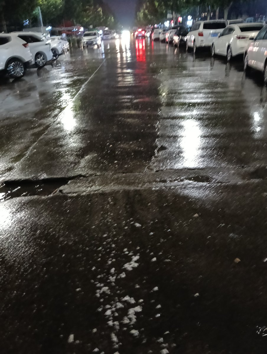 kjutvpKYEbDrbYm's tweet photo. Got stuck in a sudden light rain on my way home, but the fresh, grassy smell after it made my bad mood melt away—small surprises always hit different.， https://t.co/XC6r30tFq4