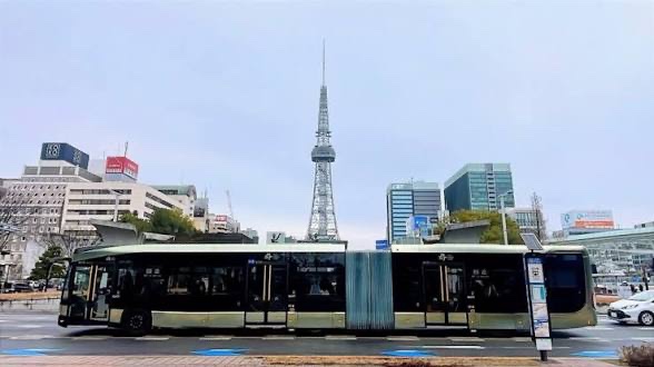 fESkkD5etZ97571's tweet photo. SRTが本来のイメージからどんどん離れていく...ww

\\\これが名古屋市政クオリティ///
①LRTみたいなのを作るぞー
↓
②ベンツ製の特殊車両を導入
↓
③普通の連接バスに https://t.co/kKccUECW8k