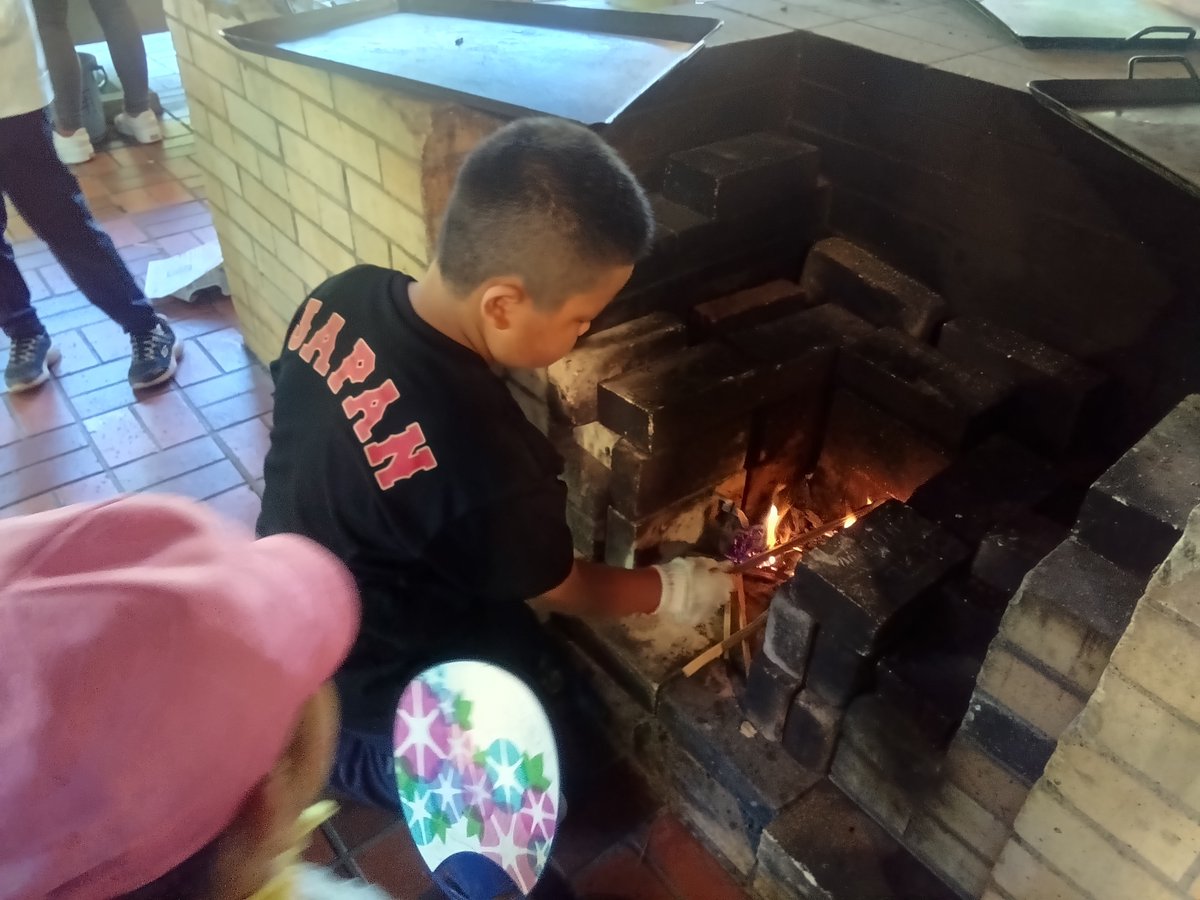 OfficialYGES's tweet photo. 【3年サマプロ】
自分たちで火をおこして焼きそばを作りました。普段、食べる焼きそばよりも美味しく感じました。
2日間の予定を終えて、学校に戻ります。 https://t.co/fTxNpnavaP