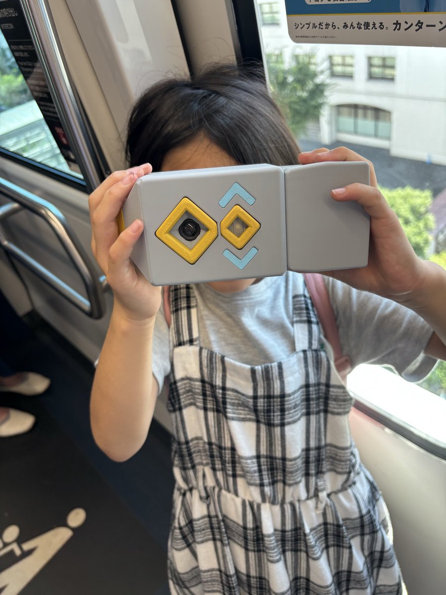 skynoharrysan's tweet photo. フレさんにいろいろ教えてもらって
光遇グッズをお迎え✨

その中のカメラを渡したら…
我が子がリアル星の子に🤣

めっちゃ気に入ったみたいで
ずーっとパシャパシャ📸

気づいたら100枚超えてたらしい…笑

こういうの見ると
買ってよかったなって思う☺️

#Sky星を紡ぐ子どもたち https://t.co/w0t4Ig1xbQ