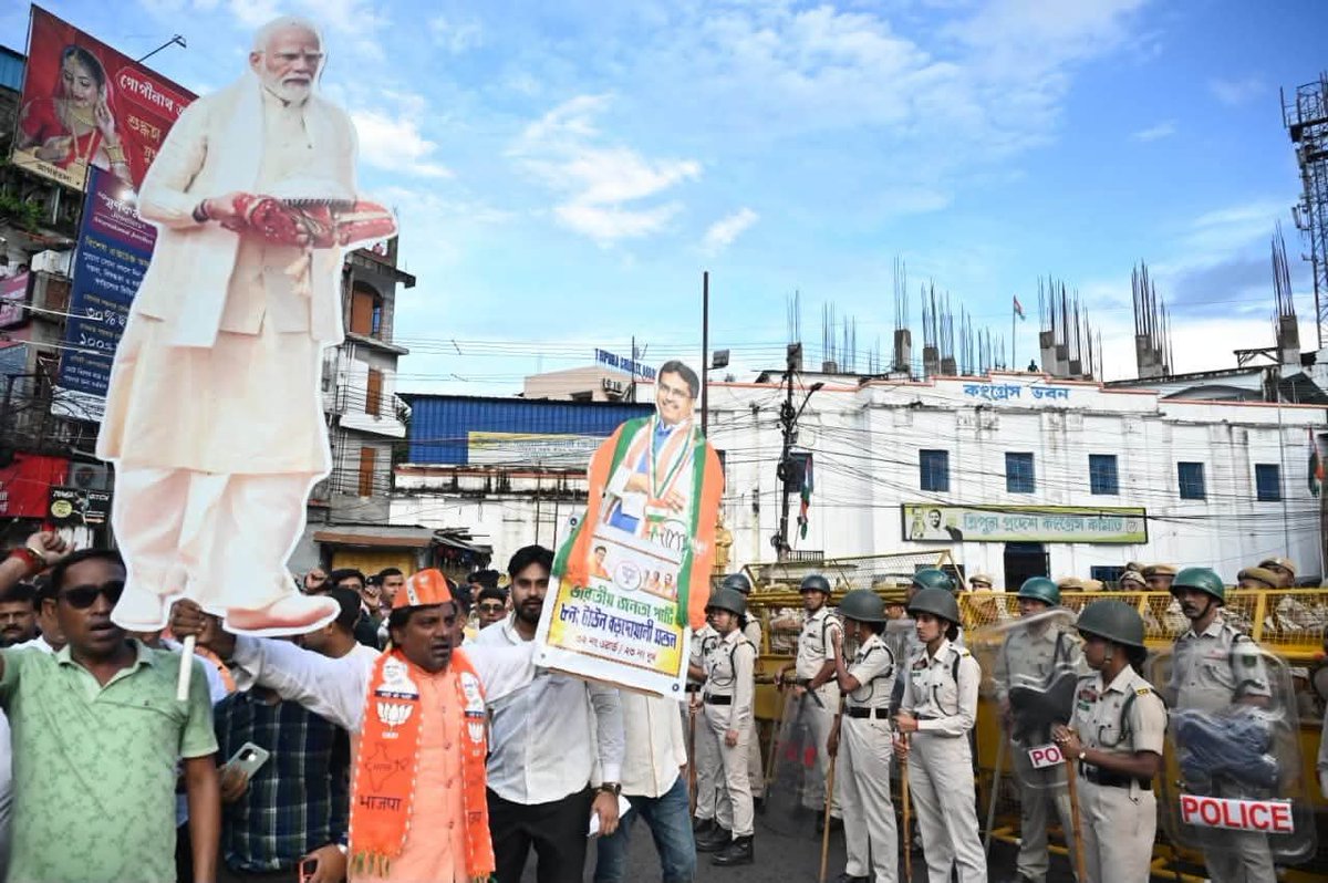 BJYMNABADAL's tweet photo. 🇮🇳 Standing for the nation, supporting democracy.
Yesterday, @BJP4Tripura organized a protest rally under the leadership of State BJP Pres. Shri @AbhishekDeb_roy ji, raising its voice against anti-national forces and in support of India's unity, sovereignty, and democratic values https://t.co/boKw50tFSe